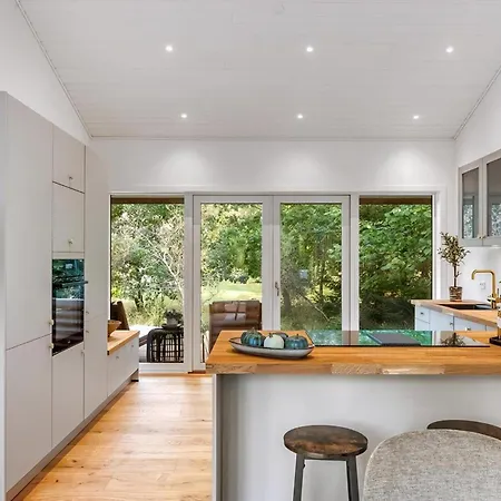 Vakantiehuis Architect-designed Close To The Water