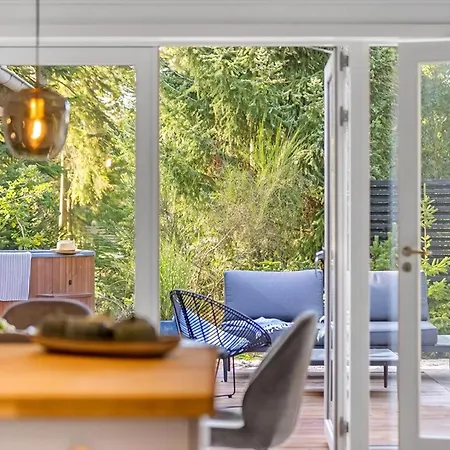 Vakantiehuis Architect-designed Close To The Water *