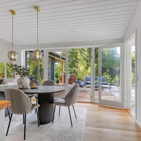 Architect-designed Close To The Water *