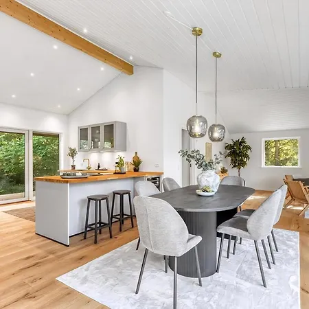 Vakantiehuis Architect-designed Close To The Water